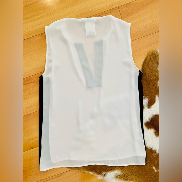 BCBGMaxazria Two Toned White and Black Sleeveless Blouse | size: XXS - Picture 5 of 10